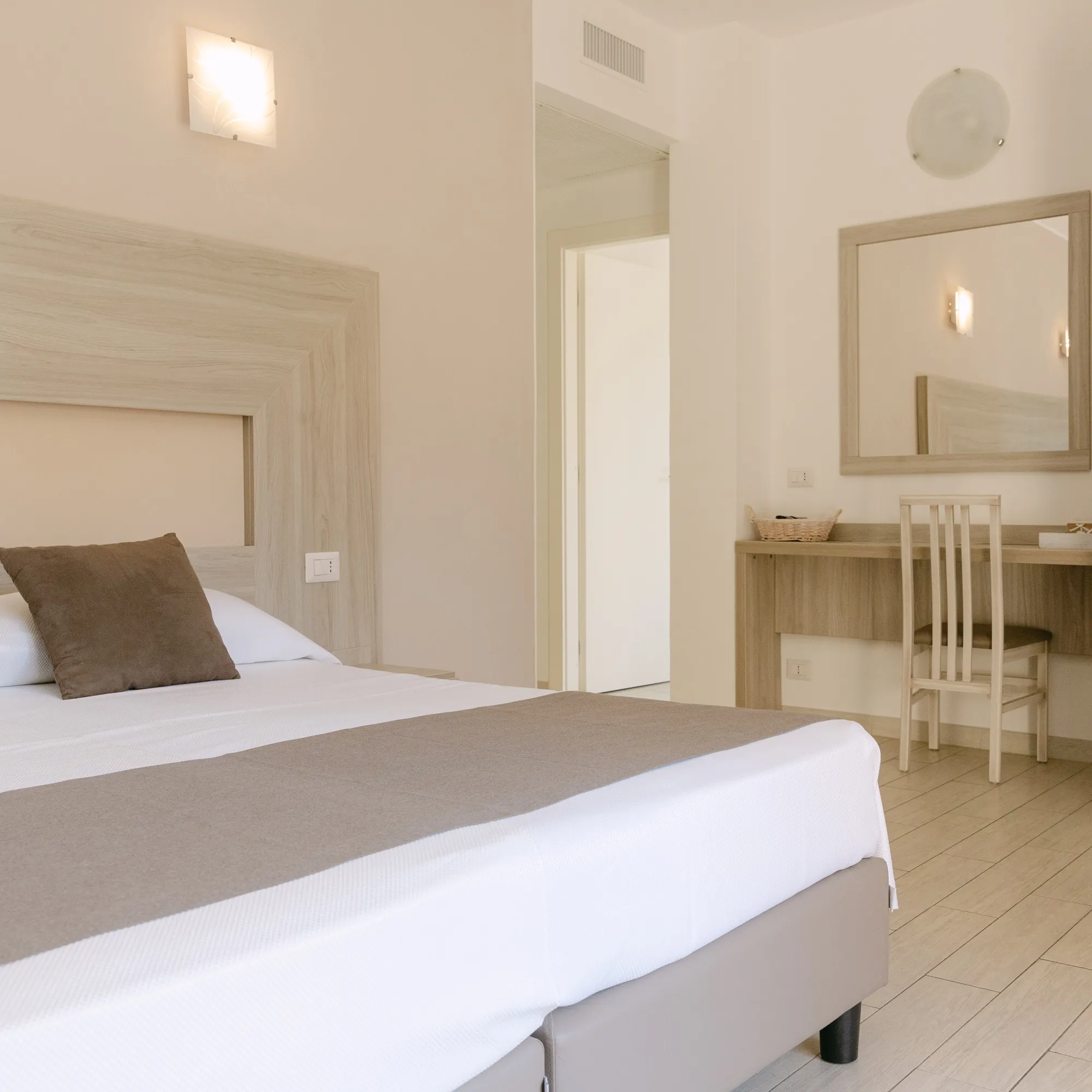 Hotel-Residence-La-Palma-Camera-Deluxe-con-Balcone-124-02-quadrata