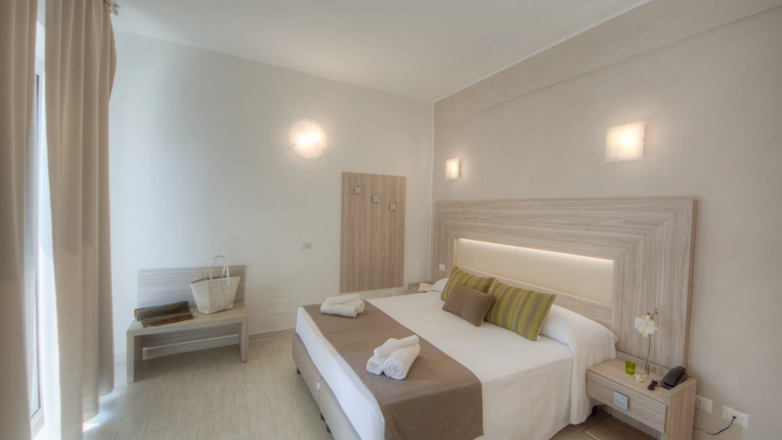Hotel-Residence-La-Palma-Camera-Deluxe-con-Balcone-lapalma-press-15-di-163-orizzontale