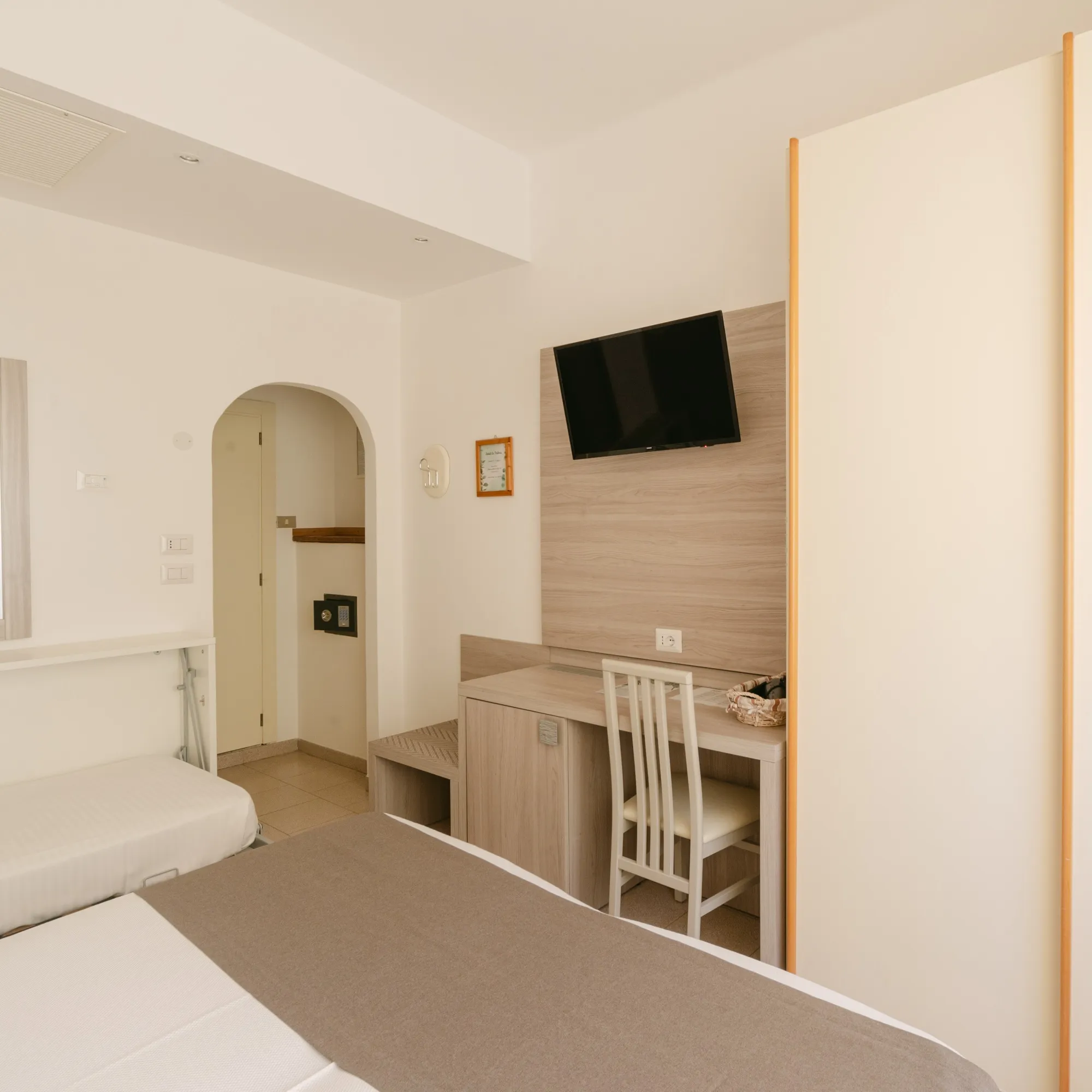 Hotel-Residence-La-Palma-Camera-Tripla-Standard-111-07-quadrata